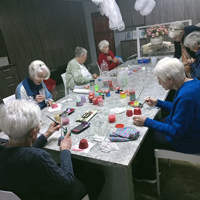 dolphins-corner-assisted-living-guesthouse-Arts and craf sesion with Ilse
